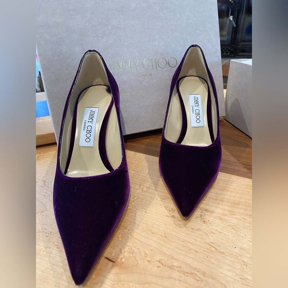Gorgeous Jimmy Choo velvet purple pump. Size 6 1/2, 36.5 excellent condition